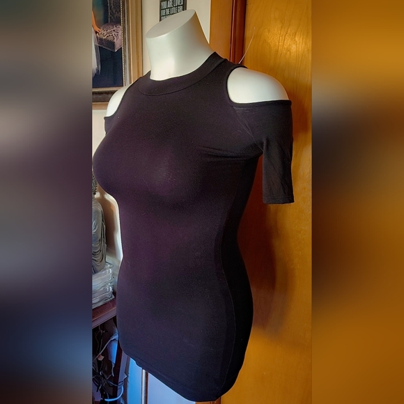 🖤Velvet Torch Black Cold-Shoulder Mini Dress—Size XS (NWT Excellent Condition) - Picture 5 of 7